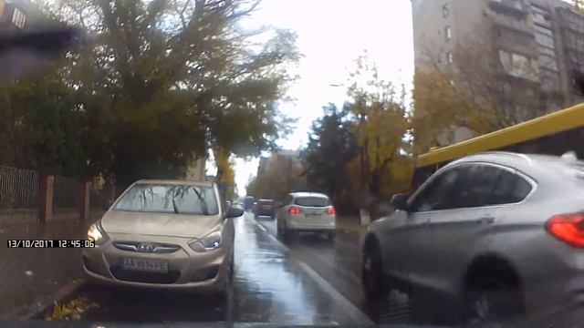 13.10.2017 Киев, ул.Межигорская. Баба за рулем против одностороннего движения смотреть онлайн