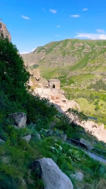 место где нельзя остаться равнодушным #вардзия #грузия #пещеры #монахи #горы #красота #vardzia смотреть онлайн