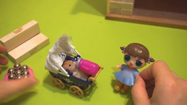 Играем с куколкой LOL и Sylvanian Families. смотреть онлайн