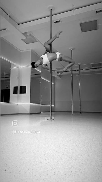 Элементы на гибкость. Танец с пилоном. Pole Dance. Шпагат на пилоне. Затяжка. Бильман. смотреть онлайн
