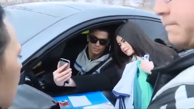 Криштиану Роналду раздал автографы фанатам 03 02 2017 смотреть онлайн