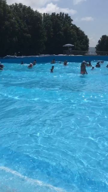 Геленджик бассейн с волнами смотреть онлайн