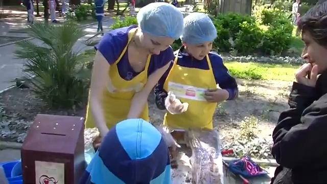 Раздача еды фондом на Цветном бульваре 21.05.16 ч.3 смотреть онлайн