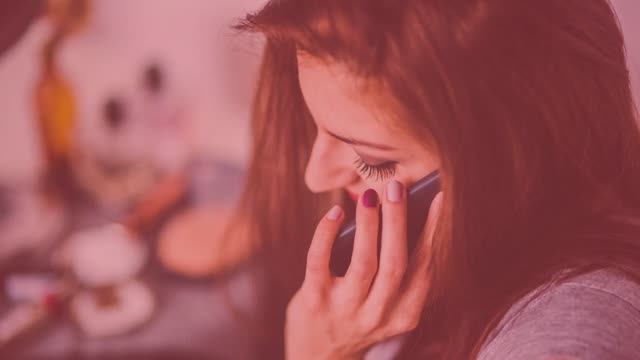 Он и она разговаривают по телефону ... смотреть онлайн