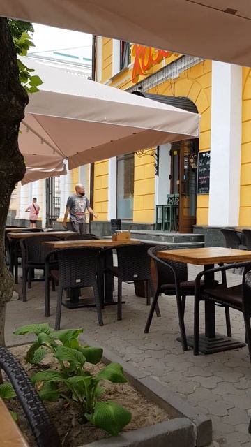 Полтава, пасмурный, прохладный день, кафе, чай, 15.06.23) смотреть онлайн