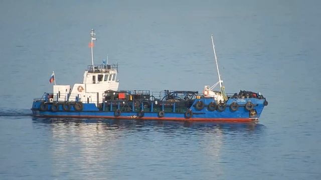Центральная Набережная Волгограда 17 августа 2021 года речные корабли и вертолёт в небе смотреть онлайн
