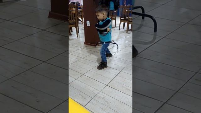 Мальчик танцует прямо в кафе. смотреть онлайн