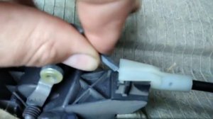 Устраняю хруст дверей. Как снять обшивку? Опель астра Н.