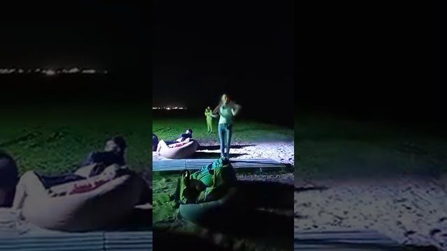 На березі Арабатскої Стрілки , грають ось такі чудові дівчата смотреть онлайн