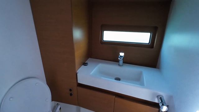Самая странная лодка SUN LOFT 47 Jeanneau. МОНОКАТ что это такое? Хостел а не яхта ) смотреть онлайн