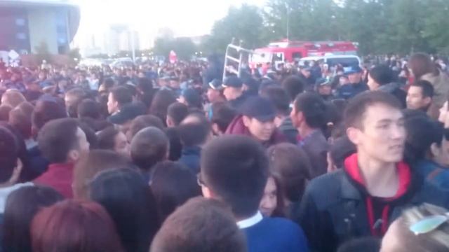 Давка в Астане на опен аир. смотреть онлайн
