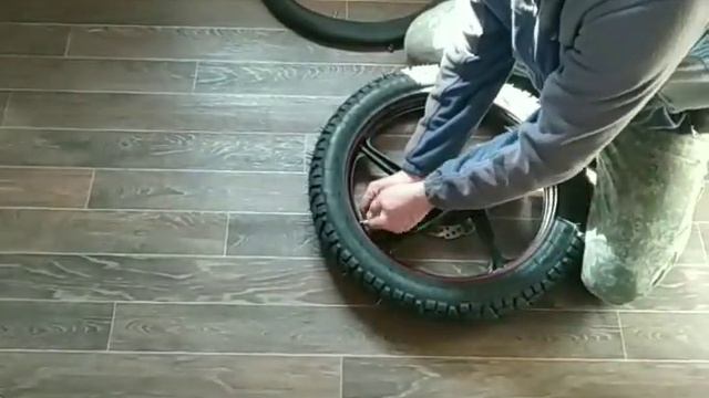 Монтируем Большую Покрышку на Мопед Альфа смотреть онлайн