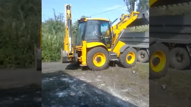горловка. УСЛУГИ ЭКСКАВАТОРА ПОГРУЗЧИКА JCB 4CX. gorspravka.ua смотреть онлайн