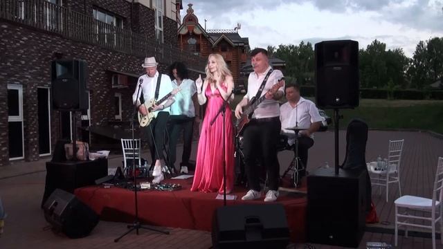 Фрагменты выступления Кавер группы Victoriya band в загородном отеле Орловский смотреть онлайн
