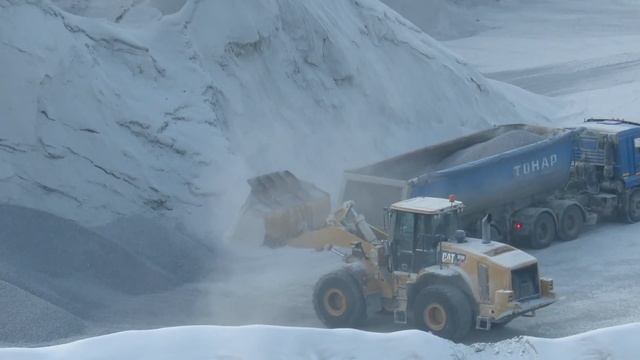 КАМАЗ-65116 с полуприцепом ТОНАР на погрузке