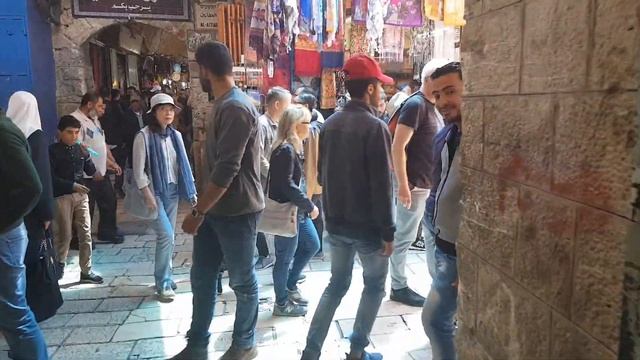 Улицы старого Иерусалима, торговые ряды и толпы поломников смотреть онлайн
