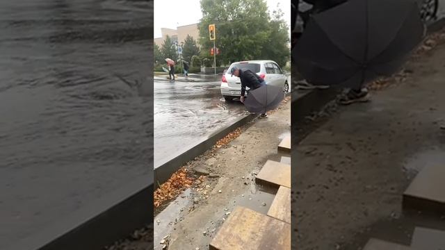 Жители Вольска в дождь для перехода улиц используют корыто смотреть онлайн