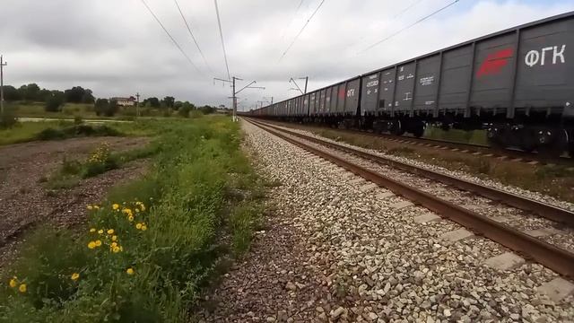 Перед квартетом. 3ЭС5К-038 "Ермак" с грузовым поездом и приветливой бригадой смотреть онлайн
