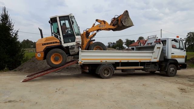 LIEBHERR loading to MERCEDES смотреть онлайн