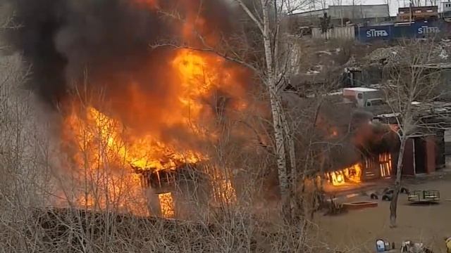 Пожар надворных построек в Чите смотреть онлайн