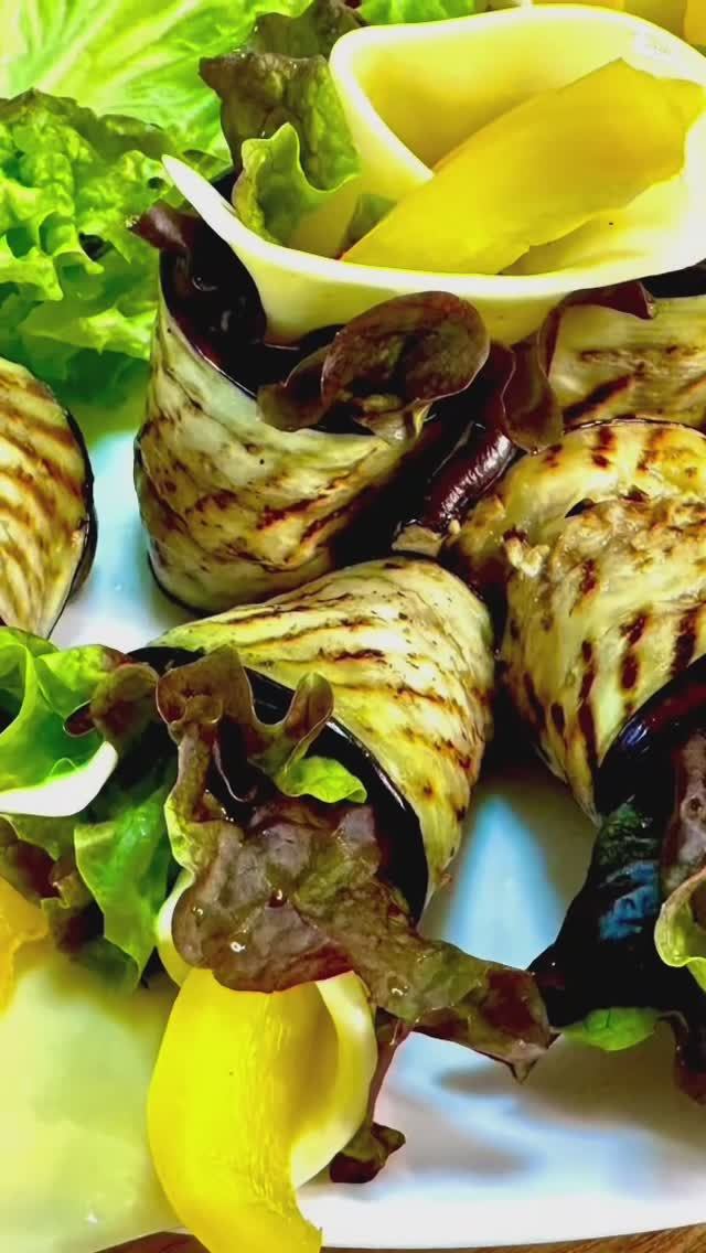 Рулетики из баклажанов с зеленью, сыром и перцем.