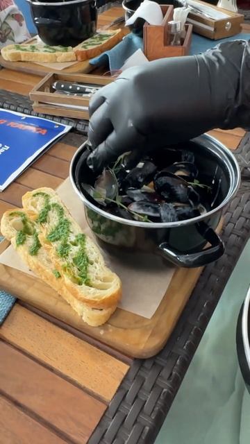 Где в Анапе поесть мидий? 🦪Это кафе «Ласковый берег». Девчатам было вкусно 🤤 #мидии#морепродукты смотреть онлайн