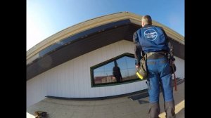 Подшив свесов кровли крашеной доской.