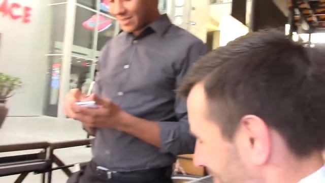 HOLLYWOOD США заказываем напитки в кафе смотреть онлайн