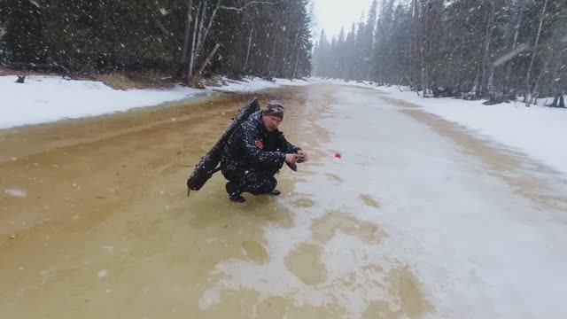 ЧУТЬ НЕ ПОГИБ НОЧЬЮ В БАЛАГАНЕ. ПЛОХАЯ ИСТОРИЯ. КТО РАЗМОТАЛ САМОЛОВКУ? ЖЕРЛИЦЫ НА ТАЁЖНОЙ РЕКЕ. смотреть онлайн