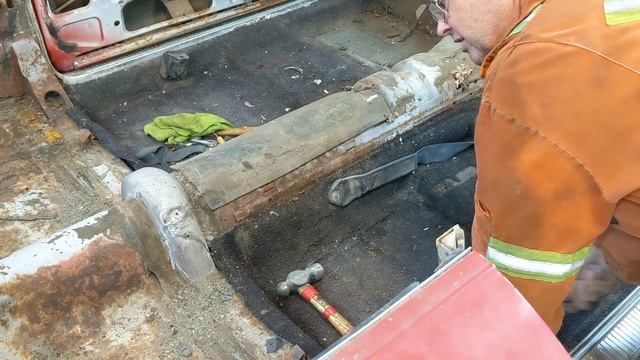Convertible Top Wire Harness & Ratty Old Carpet - 65 Thunderbird Convertible Restoration Ep #12 смотреть онлайн
