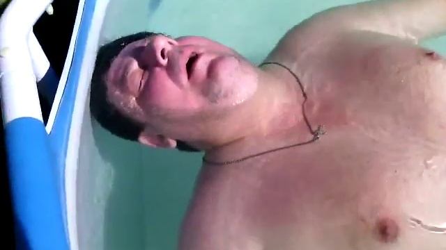 Сон в бассейне ( sleeps and snores in the pool) смотреть онлайн