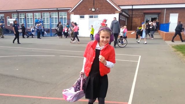 Идем в школу в Англии. Площадка в Школе Англии . Играем на площадке . смотреть онлайн