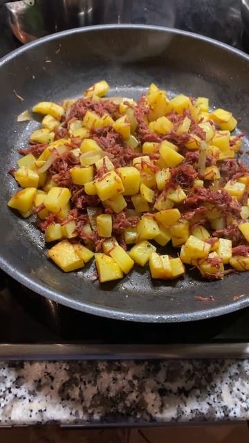 German Corned Beef with Potatoes for dinner смотреть онлайн