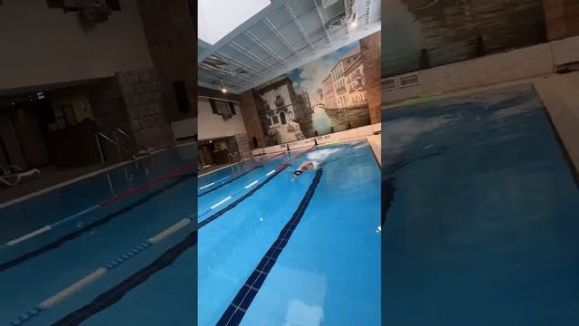 Плавание в бассейне на скольжение #shorts смотреть онлайн