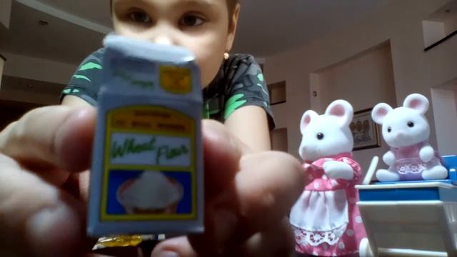 Открываю набор Sylvanian Families тележка с мышками смотреть онлайн