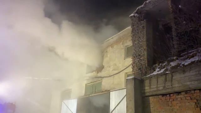 На складе в Ровенской области тушат масштабный пожар смотреть онлайн