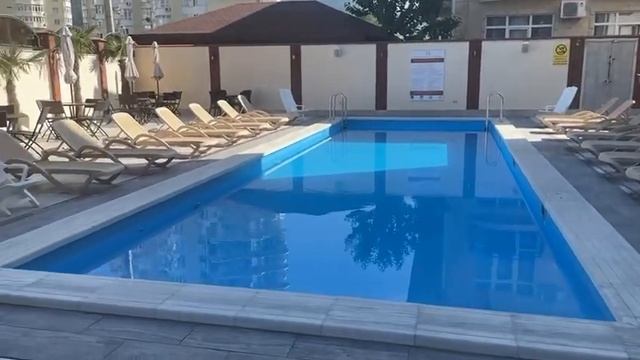 Двор, бассейн смотреть онлайн