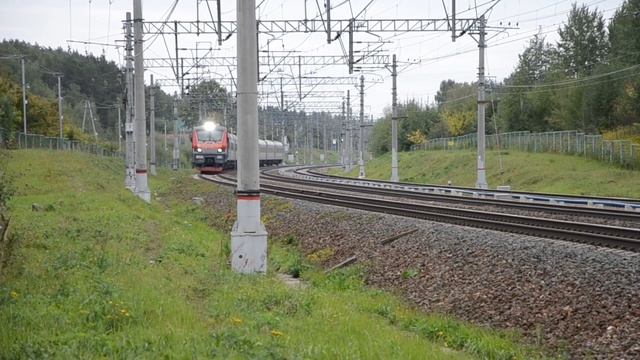 ЭП20-014 с поездом "Москва-Псков" и приветливой бригадой смотреть онлайн