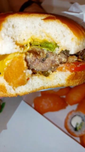Обзор на Чили бургер из кафе роллоешки #food #еда #обзор #распаковка смотреть онлайн