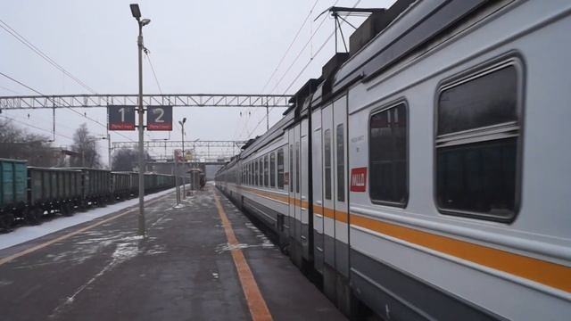 "С новой камеры!" ЭД4М-0477 "ЦППК" рейсом Можайск - Дмитров прибывает на станцию Яхрома. смотреть онлайн