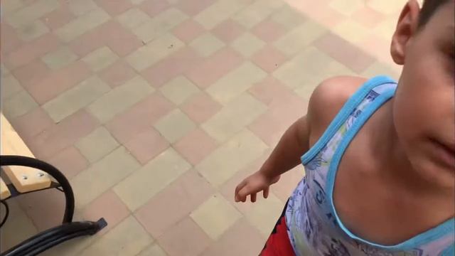 Видео как мы помогаем бабушке и разводим костёр 🔥 ЧАСТЬ 2 смотреть онлайн