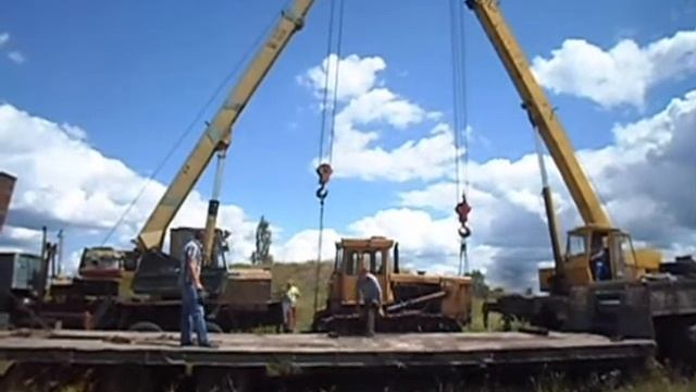 Погрузка двумя кранами бульдозера т 170 на трал смотреть онлайн