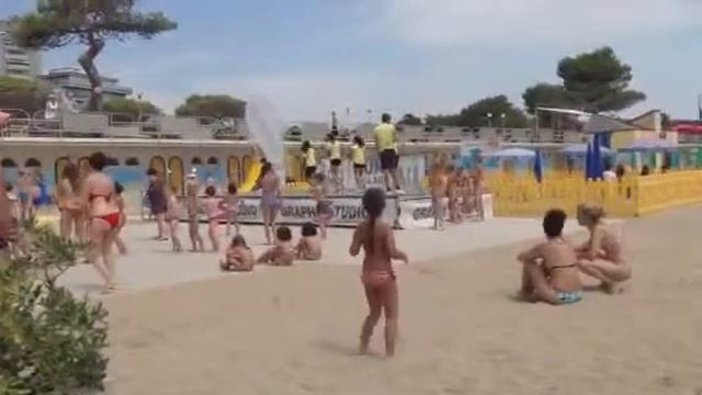 Пляжные танцы Алисы смотреть онлайн