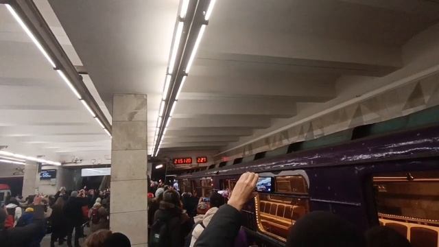 Завершение последнего рейса новогоднего ЕЖ3 в Москве. смотреть онлайн