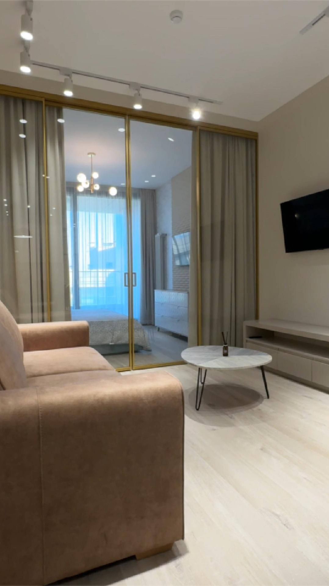 Апартаменты у моря в Ялте: АК Sky Plaza 1.0 — 100 м до пляжа и Массандровского парка смотреть онлайн