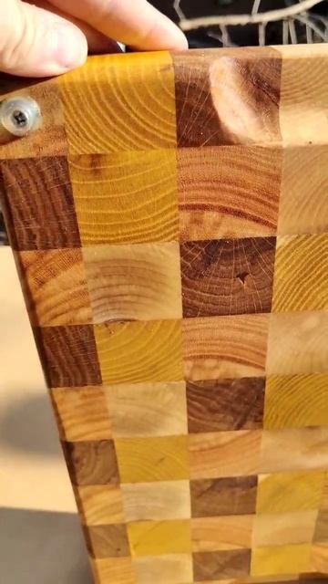 Торцевая разделочная доска из разных пород дерева. смотреть онлайн