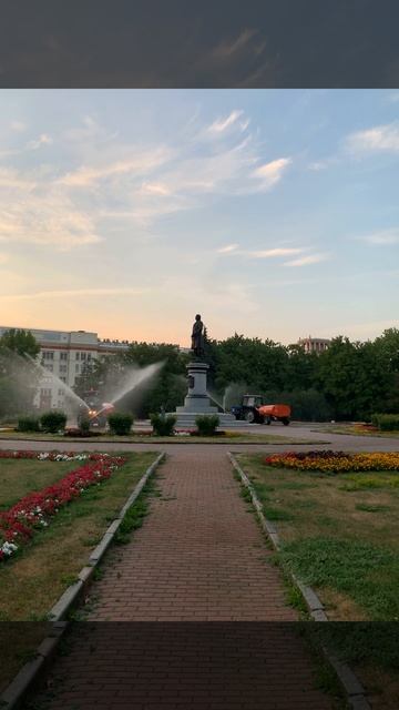 Трактора поливают клумбы смотреть онлайн