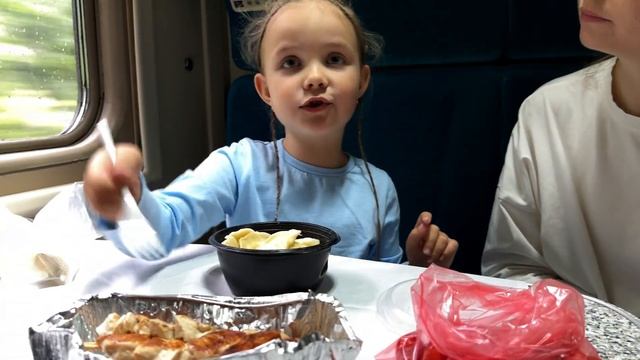 🚂 Едем в МОСКВУ на поезде🤫| ДОШИК в вагоне купе🍜 😋 смотреть онлайн