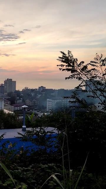 Сочи. Адлер. Вид с улицы Верхнеизвестинская. смотреть онлайн