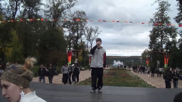 Заикающийся парень читает рэп смотреть онлайн